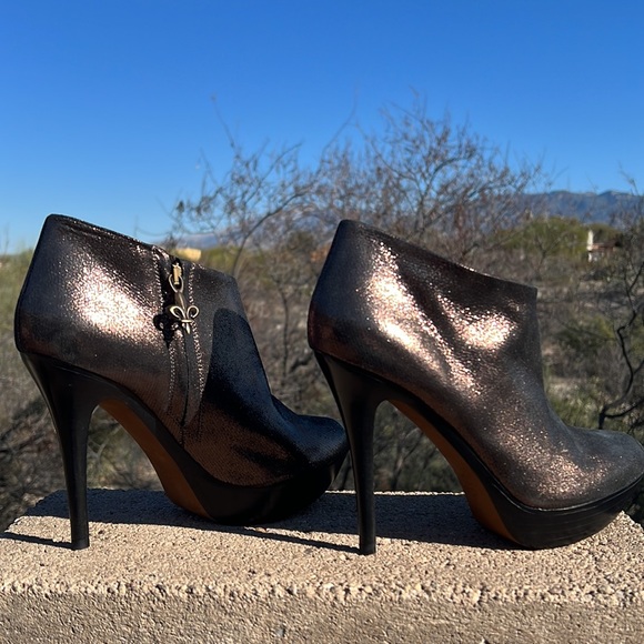 GORGEOUS New Donald J Pliner Metallic Bronze Stiletto Leather Booties 😍 - Picture 6 of 17